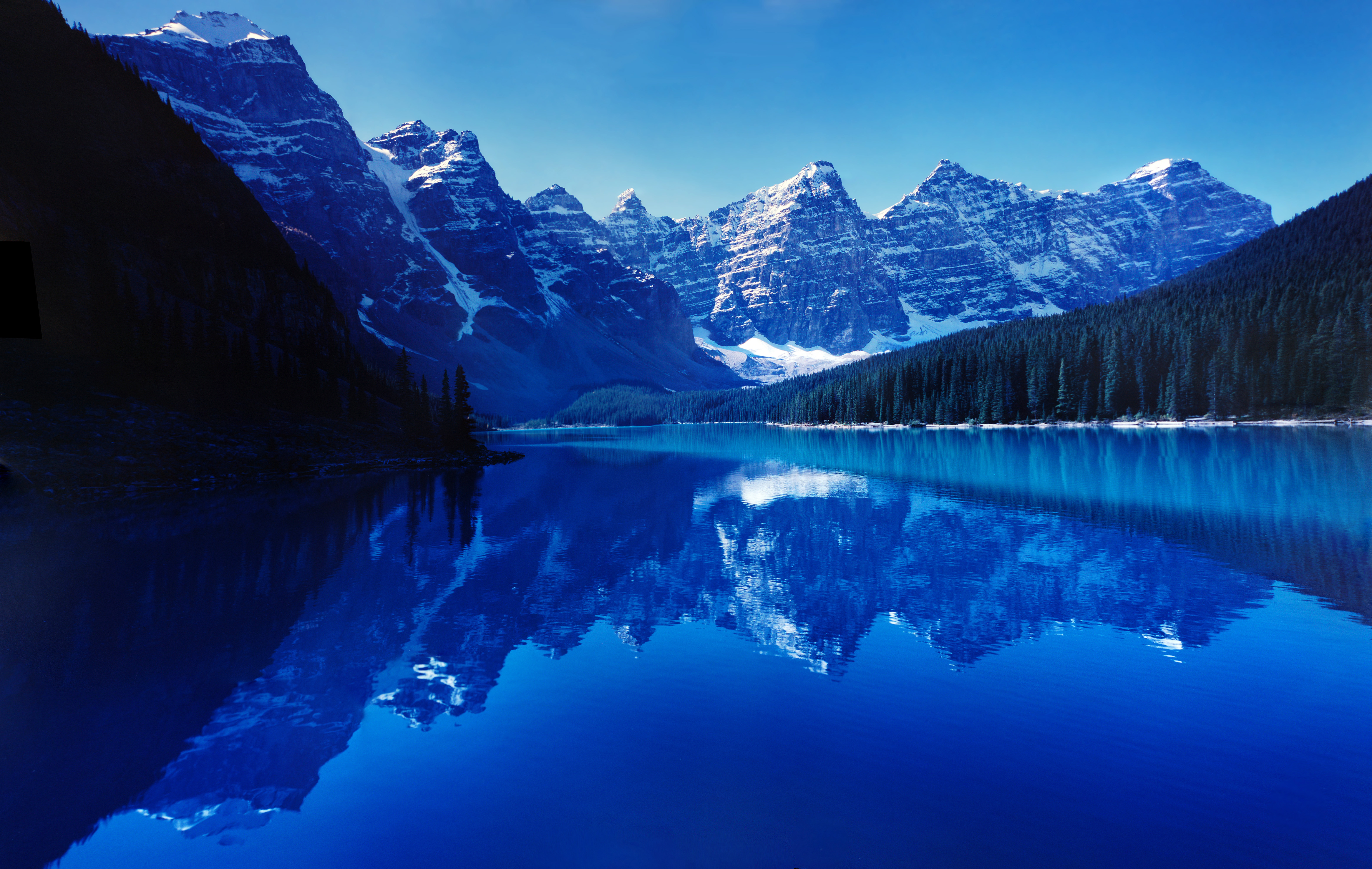 Lac Moraine et montagnes du parc national de Banff, Alberta
